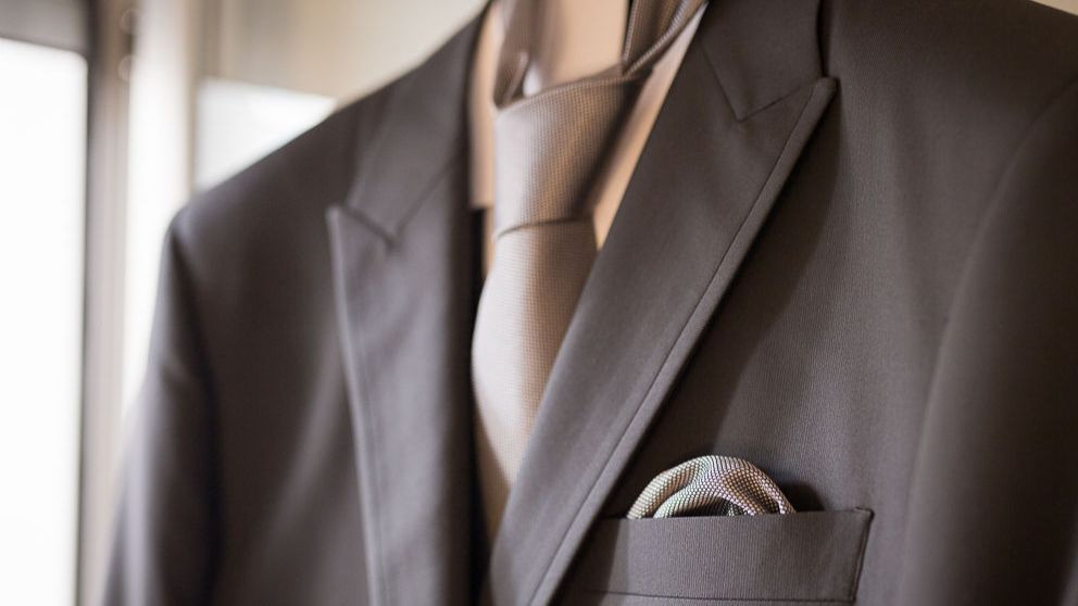 Una tienda de Bilbao cobra por probarte el traje de novio