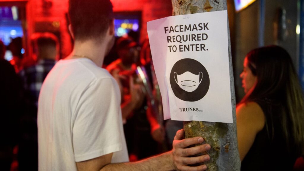 Uso de mascarillas en interiores podría regresar en el condado de Los Ángeles