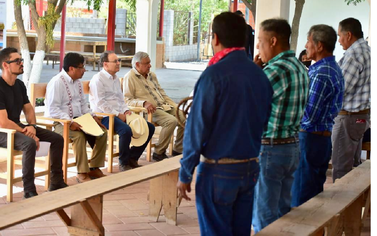 'Vamos a seguir buscándolos', promete AMLO a familiares de desaparecidos en Sonora