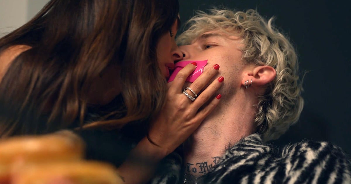 Vampiros que se describen a sí mismos advierten a Megan Fox y MGK sobre los peligros de beber la sangre del otro