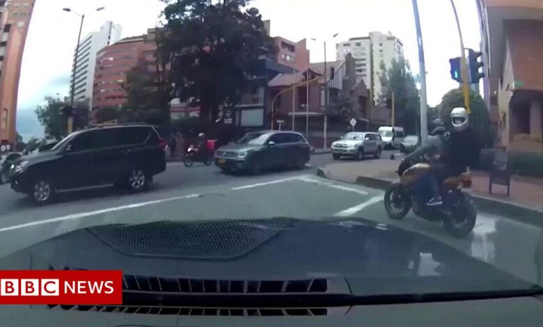 Víctima de robo en Colombia choca auto contra ladrones