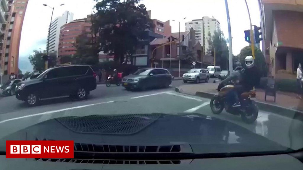 Víctima de robo en Colombia choca auto contra ladrones