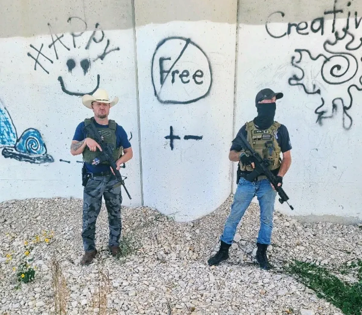 Video | La milicia armada que vigila la frontera de EE UU