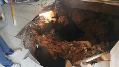 Viejo narcotúnel provoca socavón en casa de Culiacán, con saldo de un herido