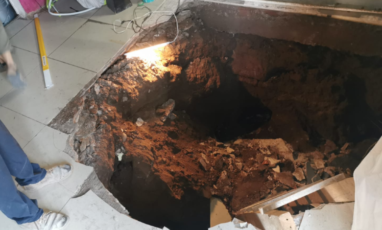 Viejo narcotúnel provoca socavón en casa de Culiacán, con saldo de un herido