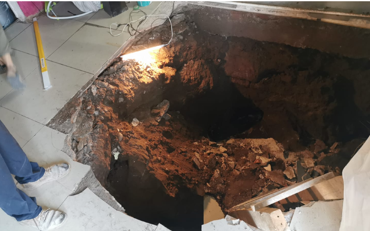 Viejo narcotúnel provoca socavón en casa de Culiacán, con saldo de un herido