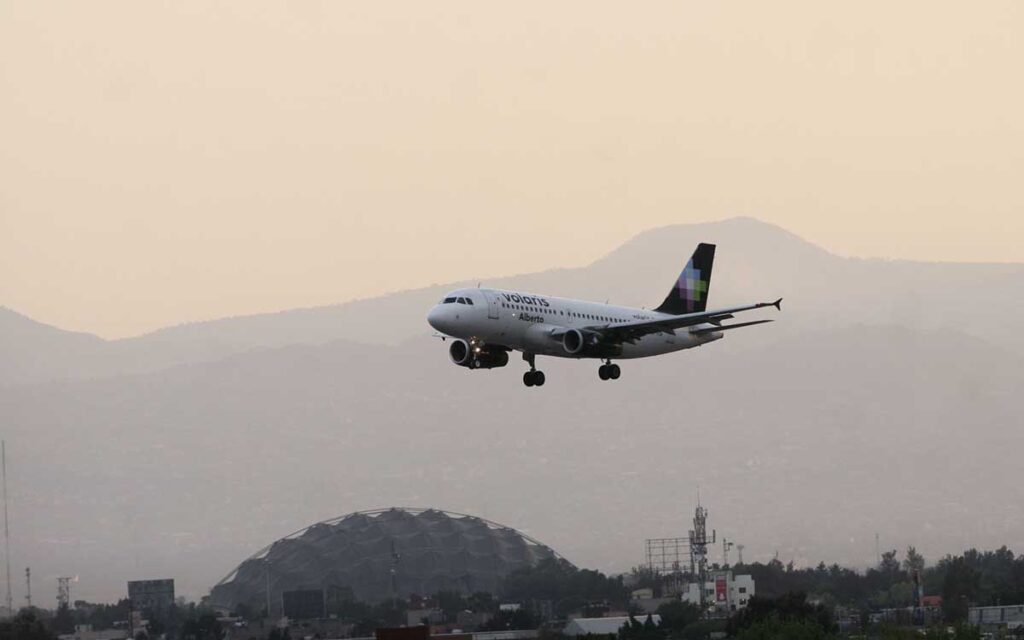 Volaris investigará el incidente de acercamiento entre dos de sus aviones en el AICM