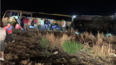 Vuelca autobús de pasajeros, hay 15 turistas heridos, en San Juan del Río, venían de Tolantongo
