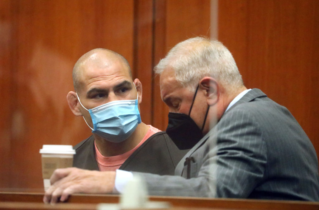 Vuelven a negarle la libertad bajo fianza a Caín Velásquez acusado de intento de homicidio