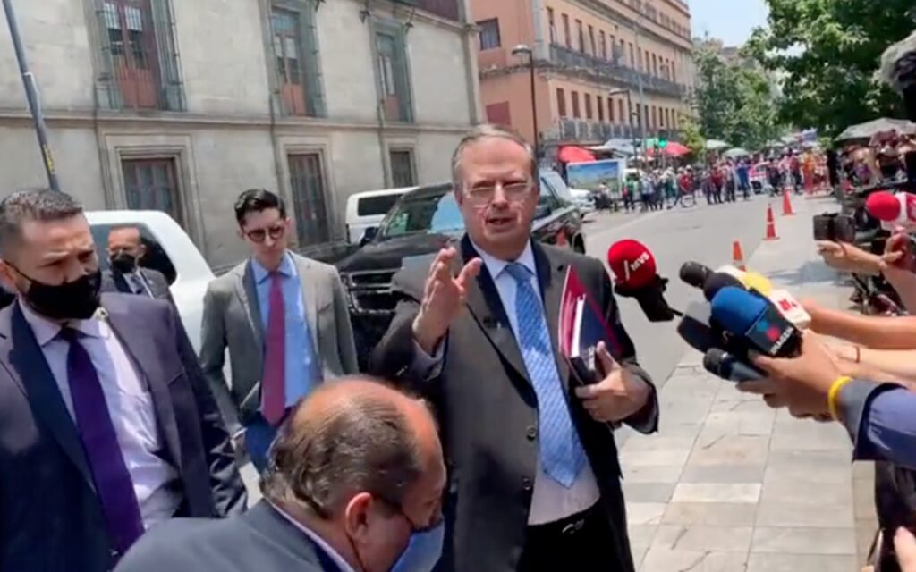 'Ya desahogaste tu sueldo, ya déjanos hablar': Ebrard a ciudadano que le grita 'eres neoliberal' | Video