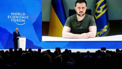 Zelenski denuncia 'fuerza bruta' de Rusia y pide sanciones máximas; abren 'Casa de los crímenes de guerra' en Davos