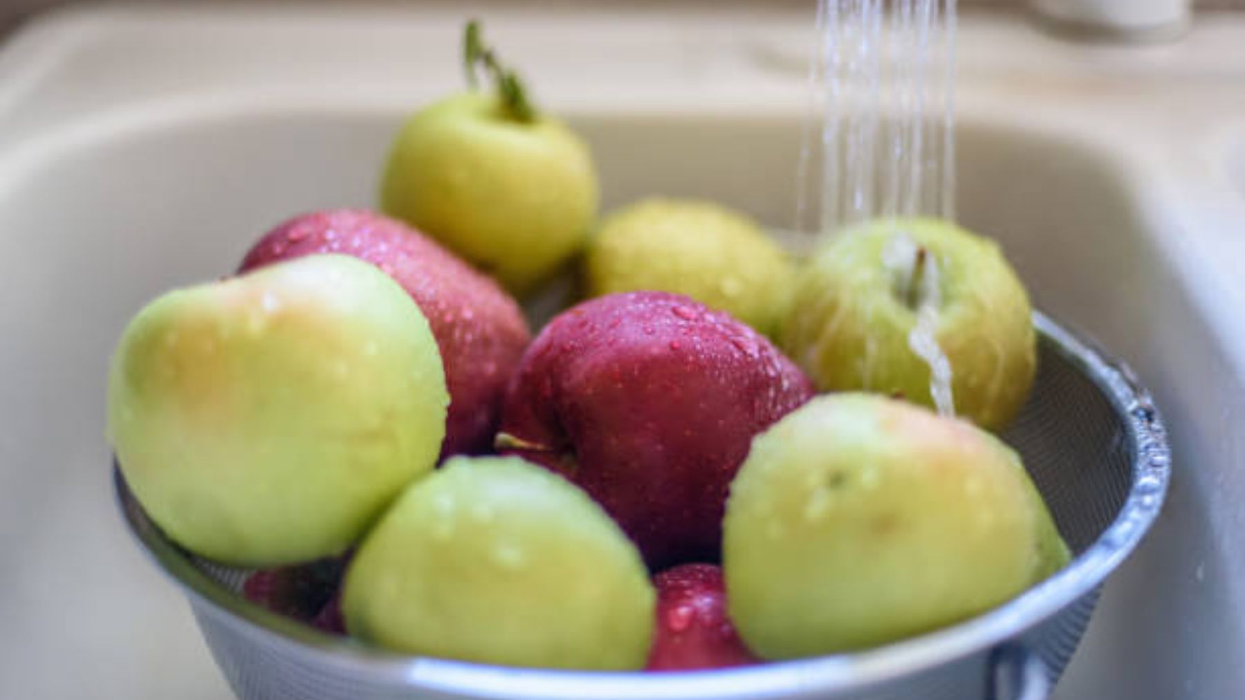 así tienes que lavar las manzanas