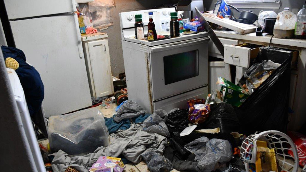 hallan a niños viviendo entre heces y ratas