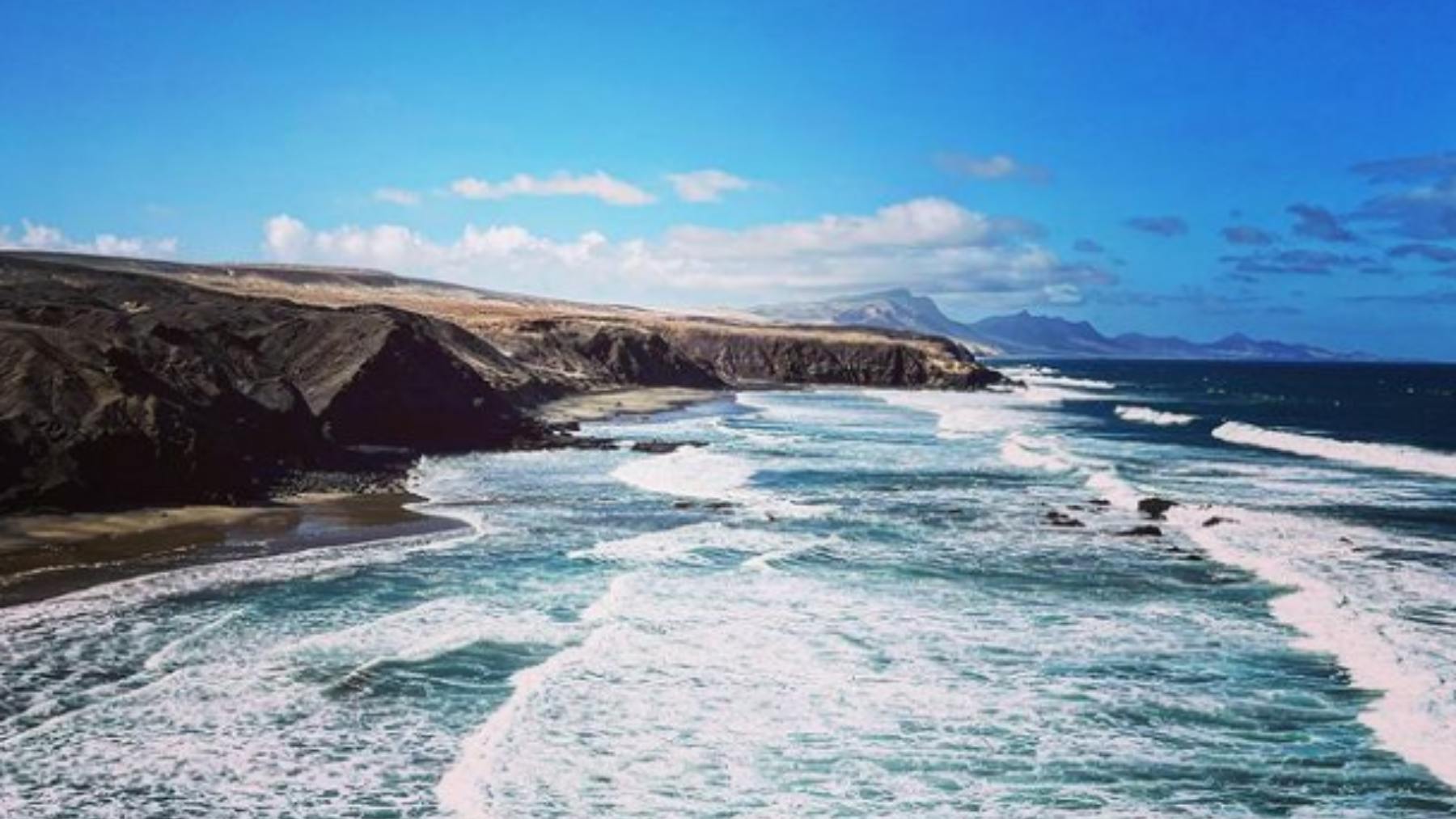 un paisaje único con arena dorada para descansar en familia