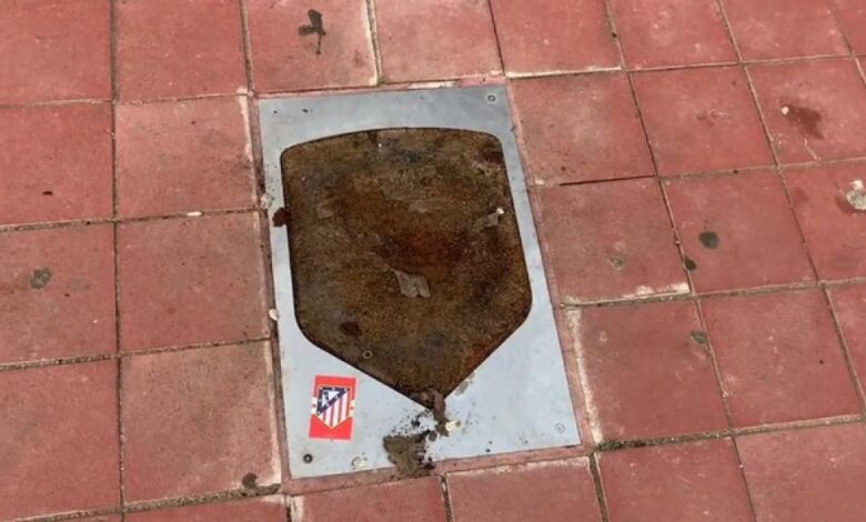 ¡Arrancan la placa de Courtois del 'Paseo de las Leyendas' del Atlético!