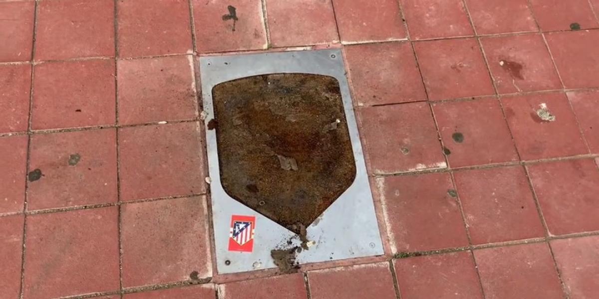 ¡Arrancan la placa de Courtois del 'Paseo de las Leyendas' del Atlético!