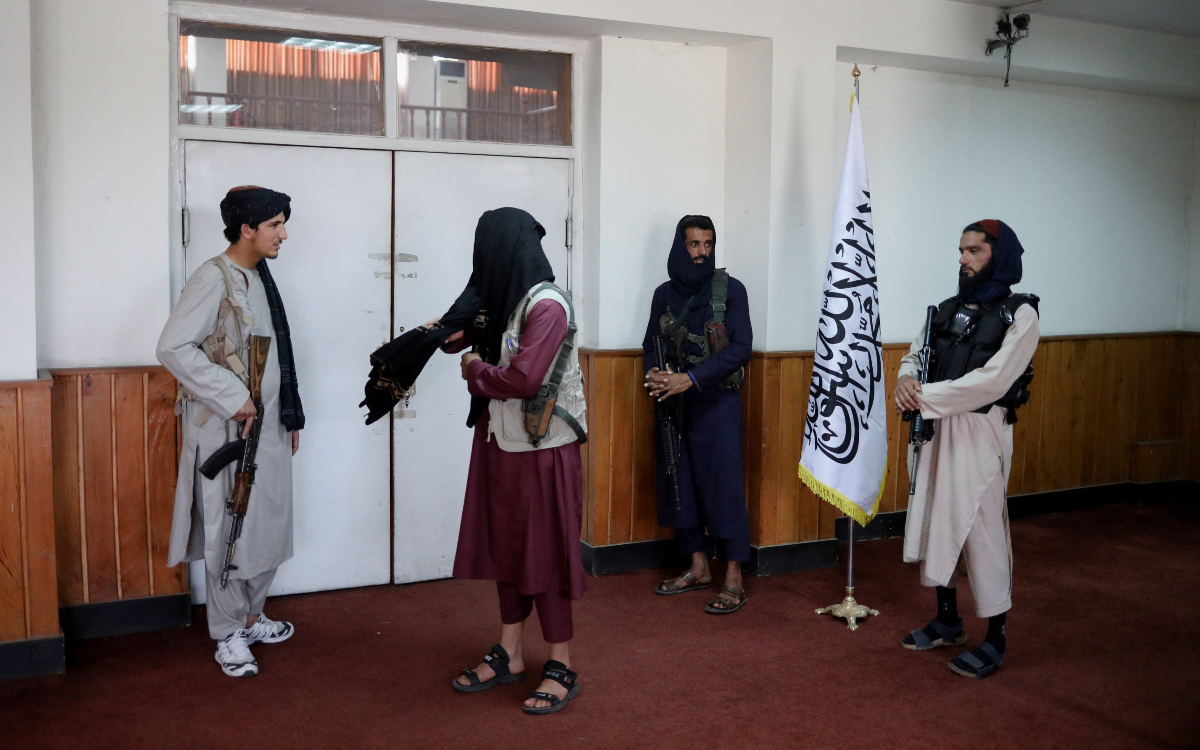 “¡La burka no es nuestra!”; mujeres protestan en Afganistán