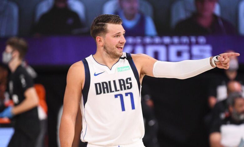 ¡Más vueltas que un tiovivo! Doncic sacó a bailar a Johnson con este canastón