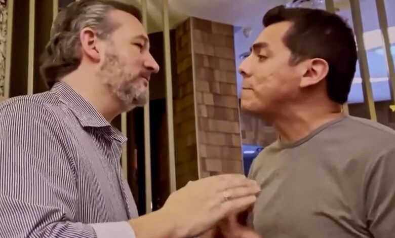 '¡Murieron 19 niños, eso está en tus manos!', confrontan al senador Ted Cruz | Video