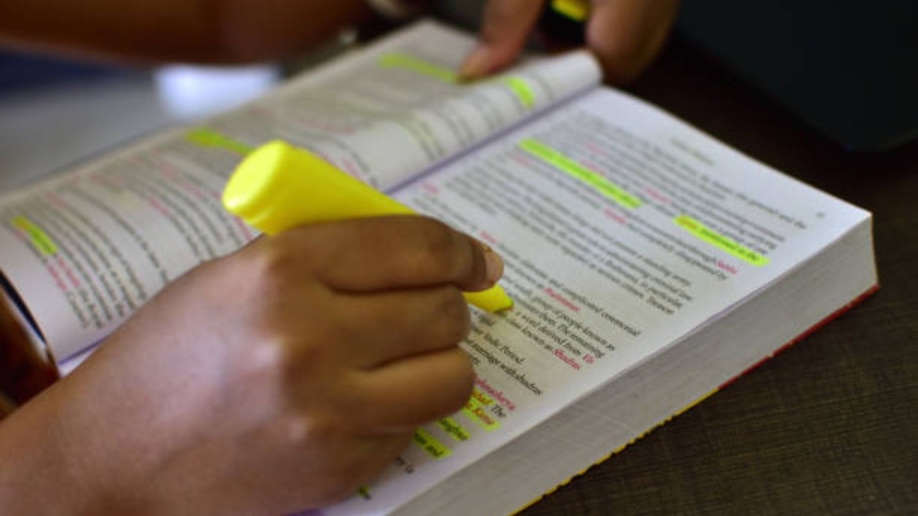 ¿Cuál es el origen de los marcadores fluorescentes?