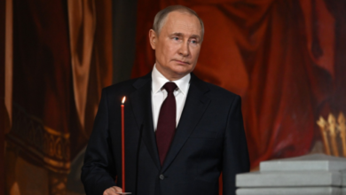 ¿Vladímir Putin está enfermo? Crecen los rumores sobre su Parkinson, así se lo vio en la misa de Pascuas ortodoxa