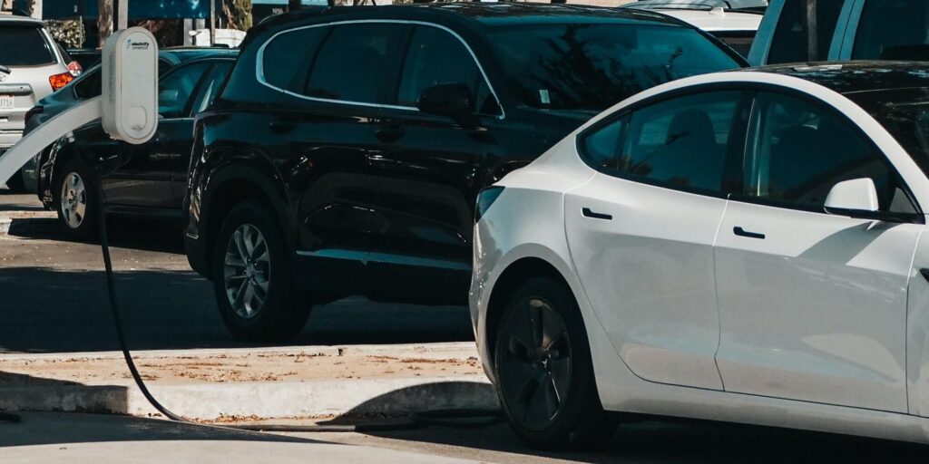 ¿Podría la carga de automóvil a automóvil resolver el problema de la falta de estaciones?