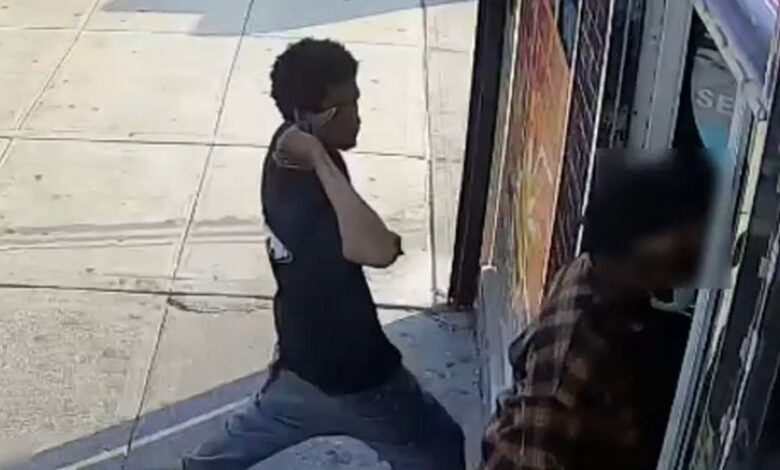 Maleante al acecho apuñala a adolescente de 16 años entrando a una tienda en Brooklyn: NYPD