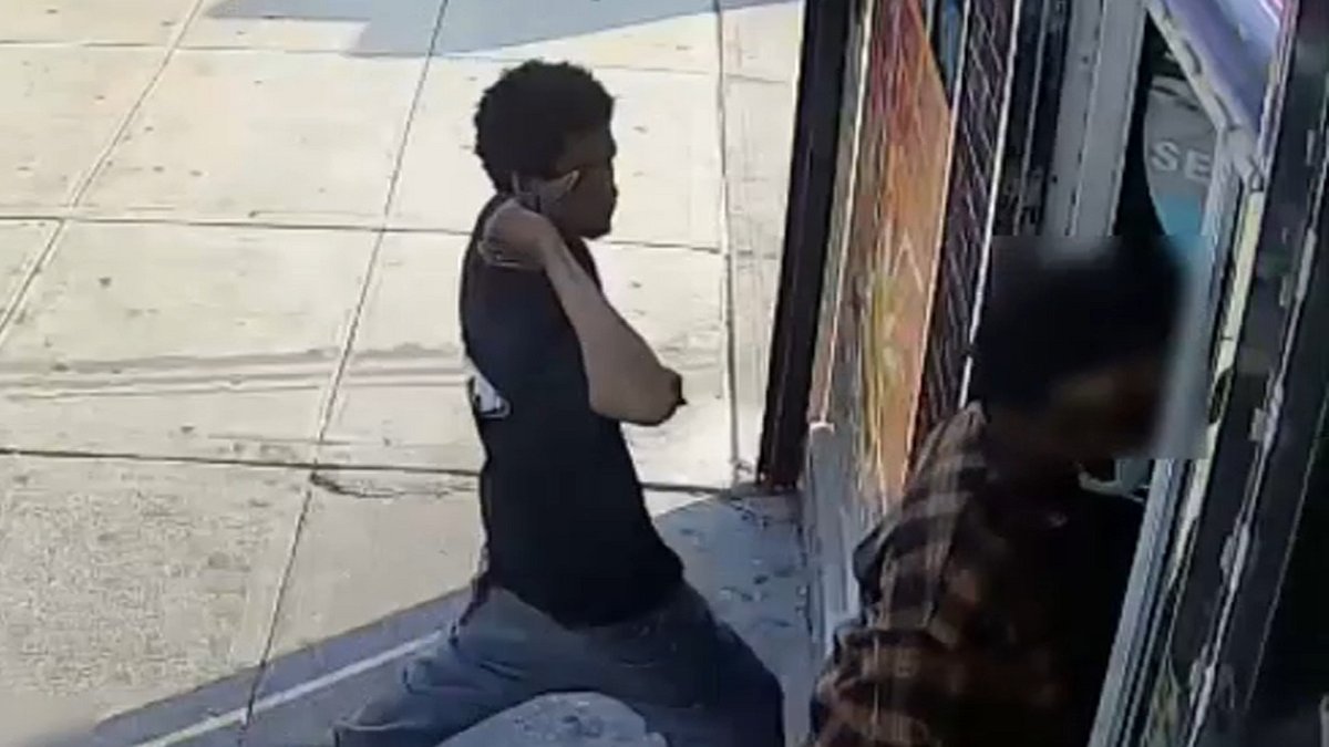 Maleante al acecho apuñala a adolescente de 16 años entrando a una tienda en Brooklyn: NYPD