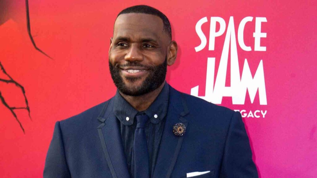 LeBron James se convierte en multimillonario, según Forbes