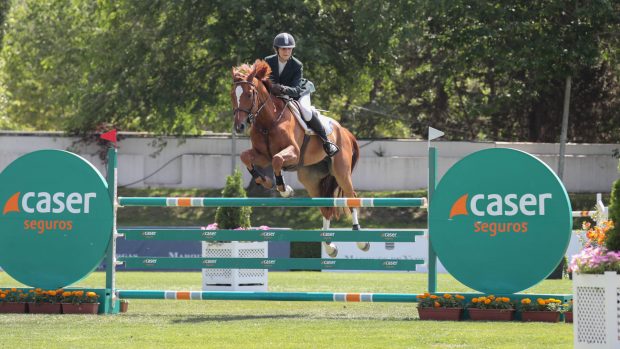 La infanta Elena realizando un salto a caballo / Gtres
