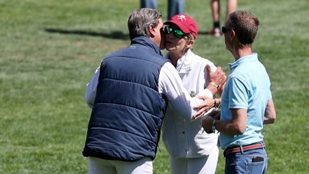 Cayetano Martínez de Irujo y la Infanta saludándose / Gtres