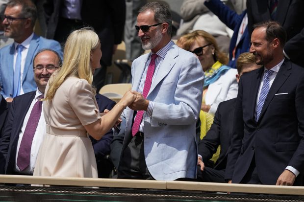 Felipe VI saludando a Mette Marit / Gtres