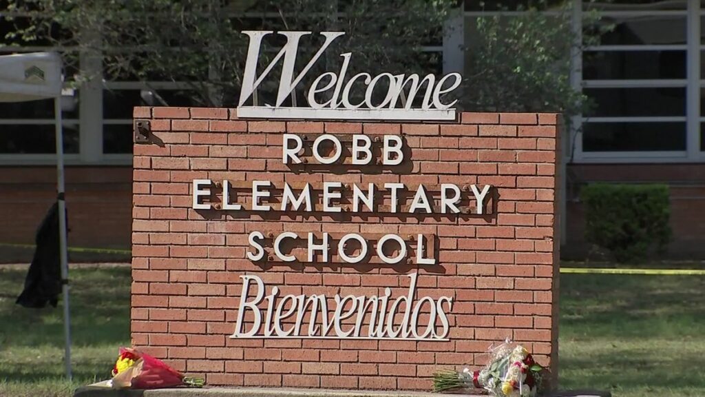 Alejandro Mayorkas visita Uvalde tras tiroteo masivo en escuela