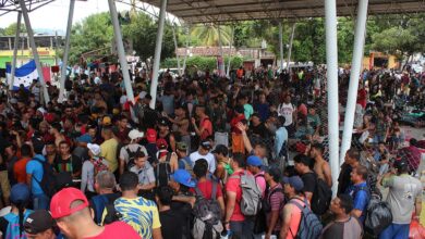 Caravana con más de 15,000 migrantes pide a México visas humanitarias en su camino a EEUU