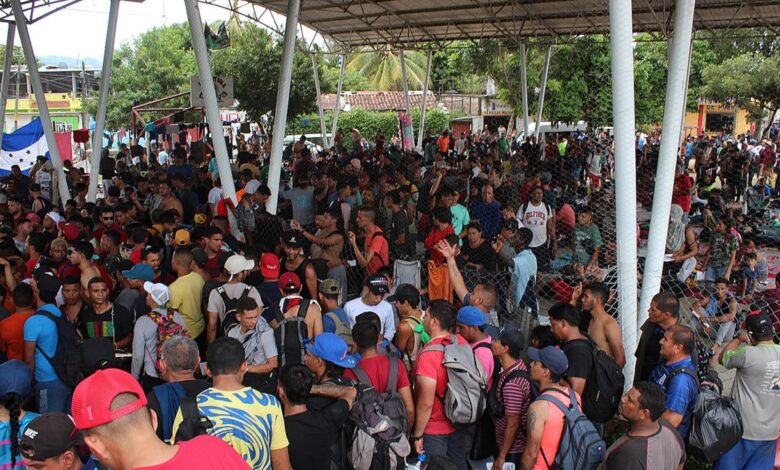 Caravana con más de 15,000 migrantes pide a México visas humanitarias en su camino a EEUU