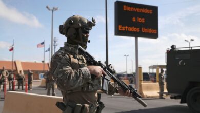 Fallo de la Corte limita demandas contra agentes de CBP por uso excesivo de la fuerza