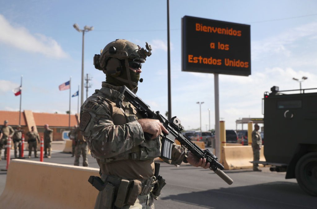 Fallo de la Corte limita demandas contra agentes de CBP por uso excesivo de la fuerza