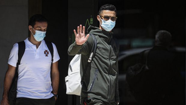 Cristiano Ronaldo saludando a sus fans / Gtres