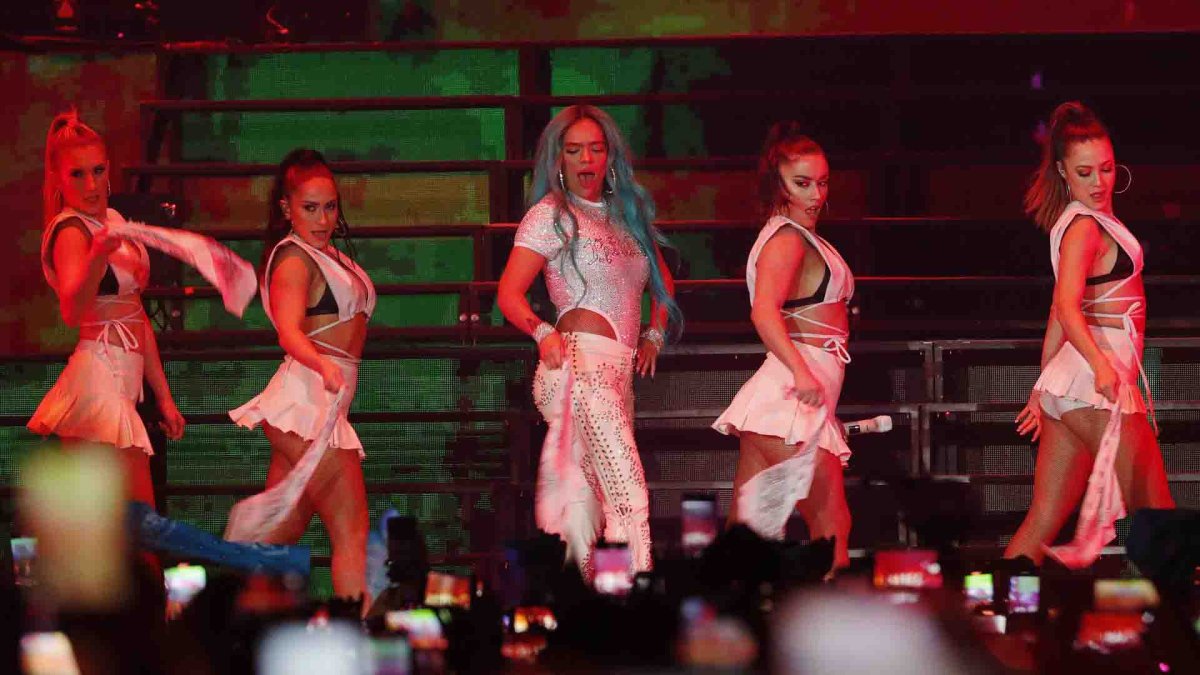 Karol G cumple uno de sus más grandes sueños de adolescente al cantar con la ex RBD, Anahí