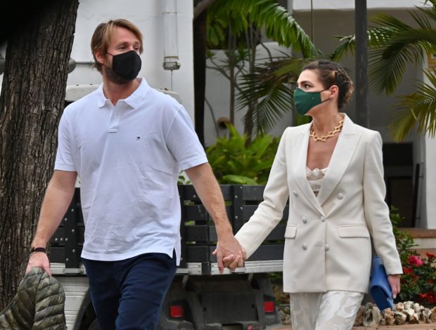 Eugenia Osborne y Juan Melgarejo paseando / Gtres