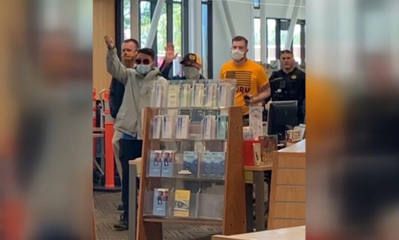 miembros de Proud Boys irrumpen en biblioteca durante evento infantil en San Lorenzo