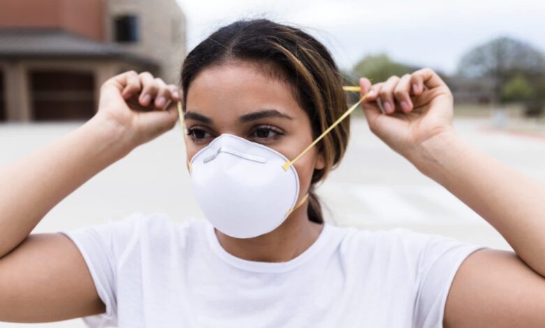 Autoridades de salud del condado de Los Ángeles instan al uso de mascarillas en interiores