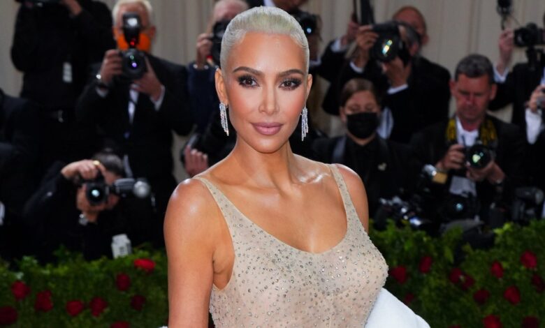 Acusan a Kim Kardashian de arruinar el icónico vestido de Marilyn Monroe