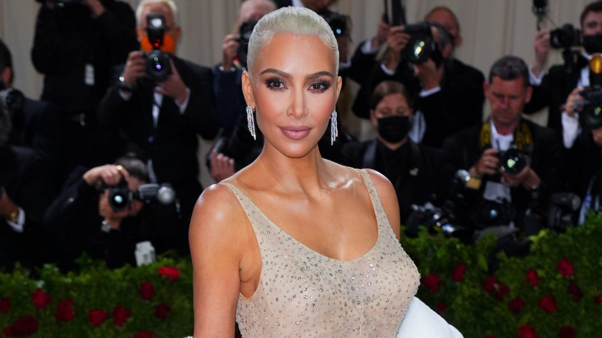 Acusan a Kim Kardashian de arruinar el icónico vestido de Marilyn Monroe