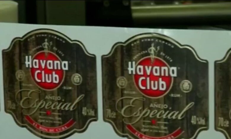 Aduana confiscando tabacos y licores a viajeros desde Cuba