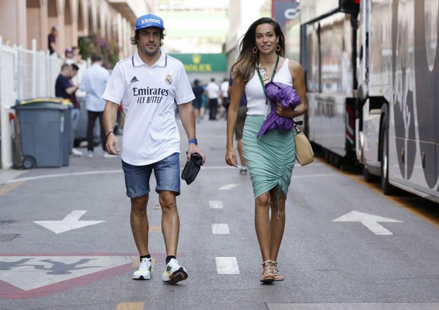 Fernando Alonso y Andrea Schlager paseando / Gtres