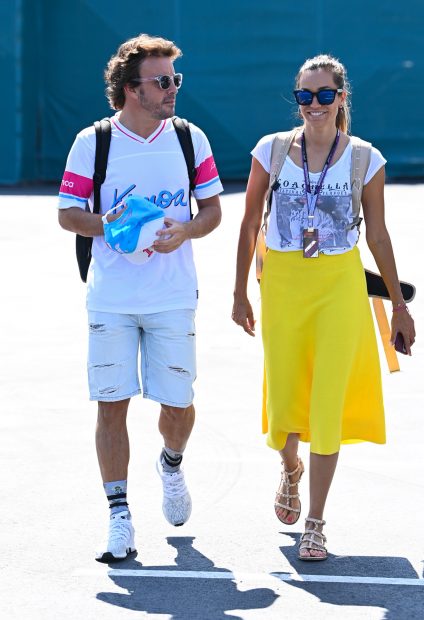 Fernando Alonso y Andrea Schlager paseando / Gtres