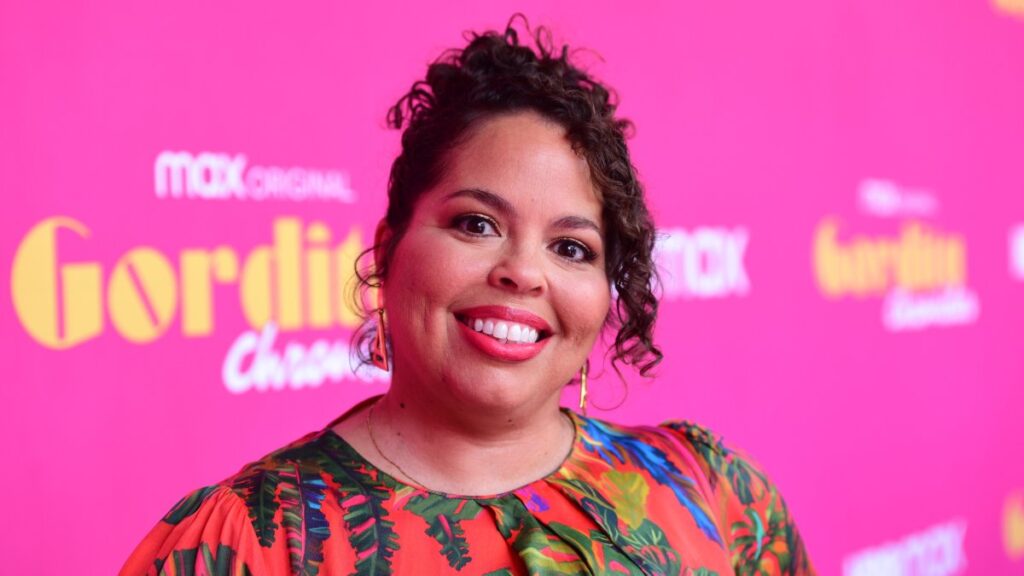 De productora de noticias a creadora de la serie “Gordita Chronicles”