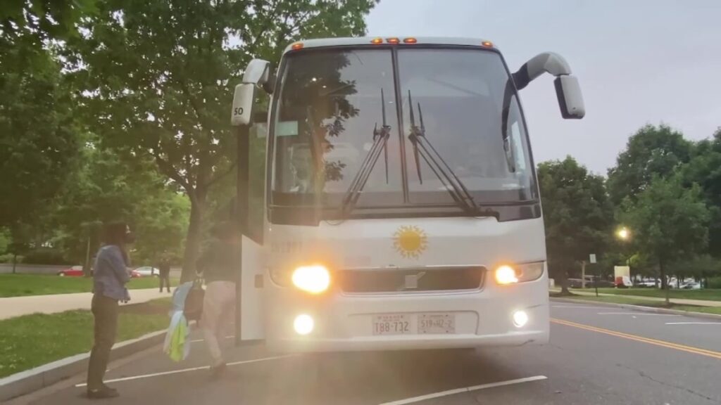 Más caro que vuelo en primera clase: plan de Texas de enviar migrantes a DC cuesta $1,400 por cada uno