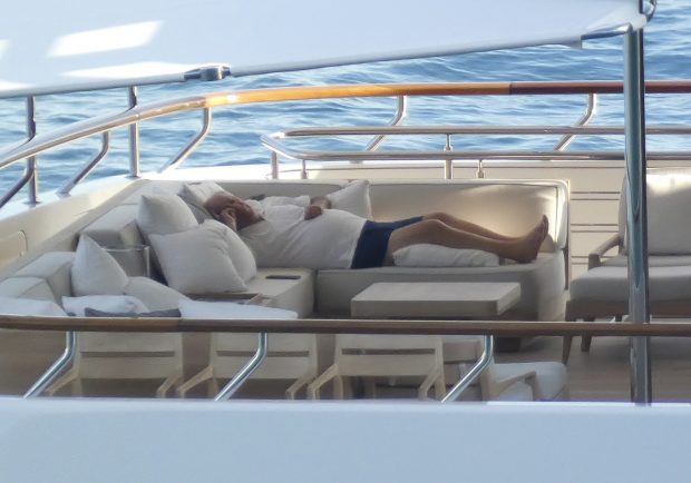 Amancio Ortega en su barco / Gtres